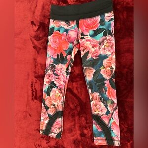 lululemon athletica Floral leggings capri Pants with gorgeous design! Size 4